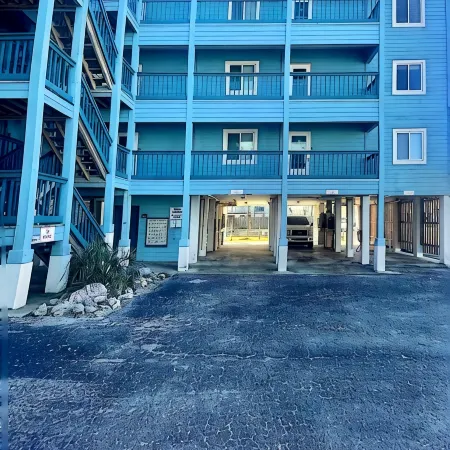 Welcome to Bikini Bottom enjoy the ocean or pool. 1 block to beach.