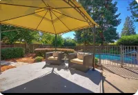 Charming 3-bedroom bungalow with WiFi and AC in delightful Folsom - Pools