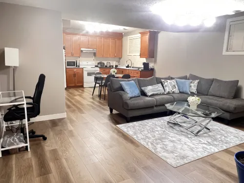 Cozy 2-bedrooms basement suite in Edmonton is minutes away from amenities! - บังกะโล