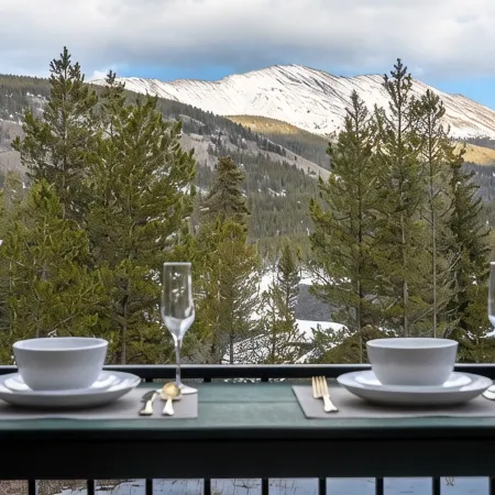 Mtn & Lake Views, Hot Tub, Dog Friendly, Chef's Kitchen, 5 Min to Main St Breck