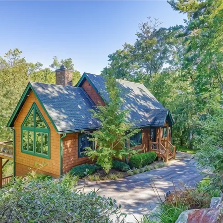 Lakefront 3 bedroom lodge sleeps 10, 8 minute drive to Gorges State Park