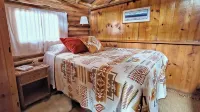 Blinn's Landing: Historic Riverfront Log Cabin, Dock & Mountain Views. Dogs OK! - Hytter