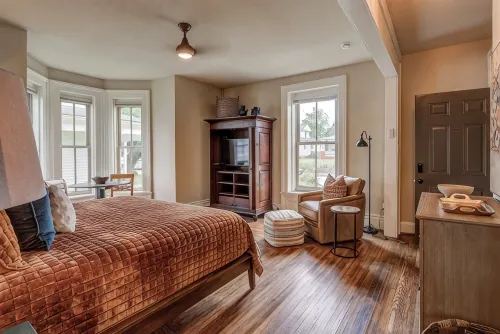 Historic 1880 1-Bedroom Downtown Apartment - 3-Star