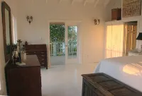 Spectacular clifftop house with hot tub next to sandy beach, stunning sea views Hotels in 