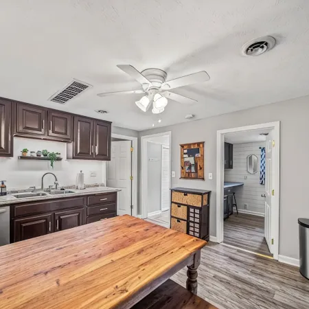 Lake Grove Cottage: 1 min walk to the Strip!