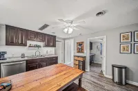Lake Grove Cottage: 1 min walk to the Strip!