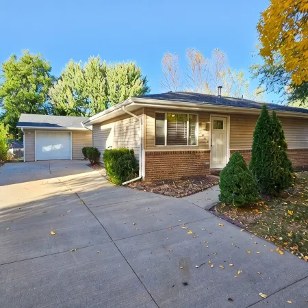Luxury 4 Bed & 2 Bath Family-sized Home Minutes from Downtown & UNL