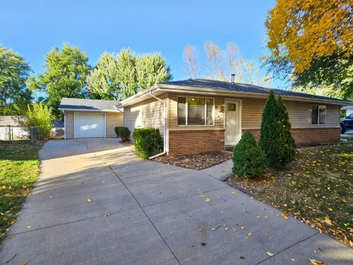 Luxury 4 Bed & 2 Bath Family-sized Home Minutes from Downtown & UNL - Jacuzzi