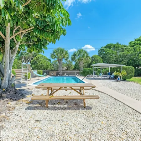 PARADISE RETREAT A 3/2 PET FRIENDLY POOL HOUSE