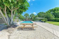 PARADISE RETREAT A 3/2 PET FRIENDLY POOL HOUSE - Private Pool