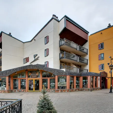 1 min. to slopes!Wake up & Ski! Steps to ski lift/gondola, shops & dining!