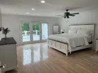 Beautiful Hamptons home  close to beaches, shopping, & restaurants!