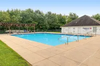 Free Daily Activities, Bikes, Grill, Pool, Chairs, Plenty of Parking!