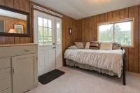 Private Beach Access Trail, peaceful wooded setting - sleeps 3 - Beach