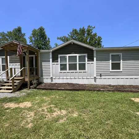 Beautiful Smith lake Home on a lazy sloping lot!!! No Stairs to the water!!!