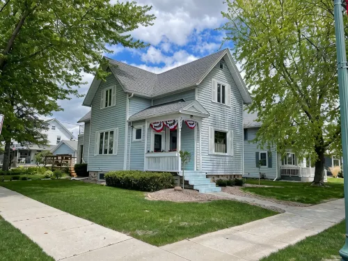 Perfect Rating DT Home! Walk to Beach, Eats and More! 5 Min. to Road America! - Homestays