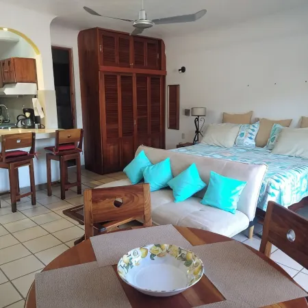 Steps From Main Beaches & Ocean View From Pool