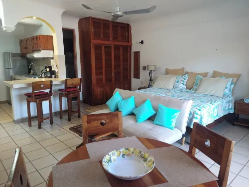 Steps From Main Beaches & Ocean View From Pool - Apartments