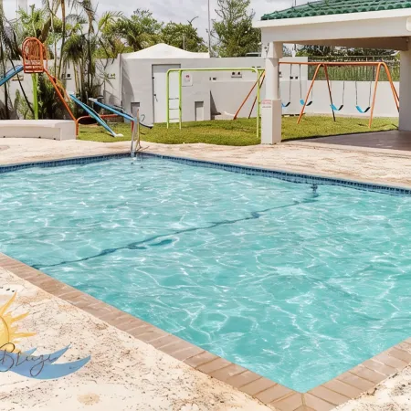 3BDR Condo, WIFI, Balcony, Parking, Pool, AC, 2 min from the Beach