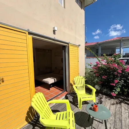 Cosy studio overlooking the rock, 5 minutes from the beach on foot