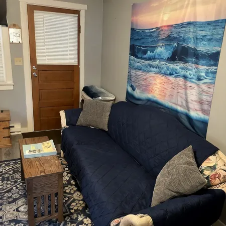 Cute, clean, cozy and pet friendly cottage that is 10 minute walk to the strip.