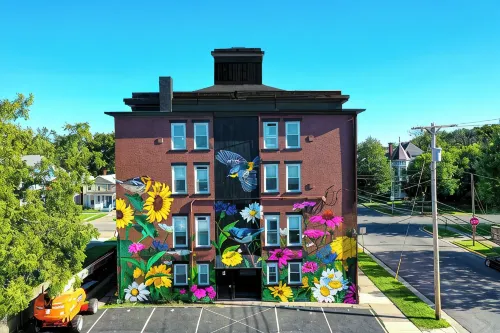 Buckeye Sports ~ Mins to CP & SF ~ King/WD/Pet OK/Kids Friendly/Largest Mural - Apartments
