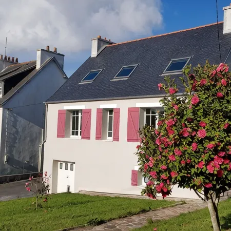 House 5 Bedrooms, 2 bathrooms, enclosed garden 800m from Morgat beach
