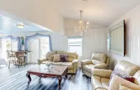 LAKE FRONT PROPERTY  WITH BEACH, DOCK AND GAME ROOM, 30 MIN TO GAINSVILLE