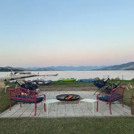 Flo’s Cabin at Grans – Flathead Lakefront, Firepit, Dock, Kayaks, Pet Friendly.
