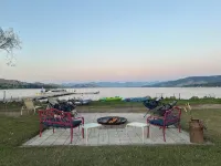Flo’s Cabin at Grans – Flathead Lakefront, Firepit, Dock, Kayaks, Pet Friendly. - 小木屋