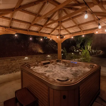 Luxury Home Retreat-Sweeping Views + Large Hot Tub