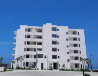 Seafront Condo Pool and Jacuzzi Hotel a 