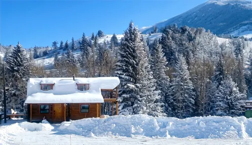 Log Cabin with Hot Tub Overlooking Rock Creek and Beartooth Mountains