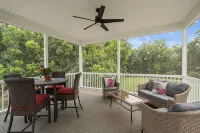 NEW Luxury Cottage with Mountain Views - 4-Star