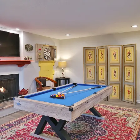 Cliff’s End • Ski & Golf Views • Fire Pit • Game Room