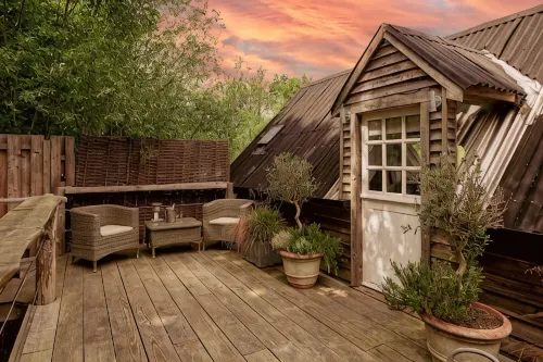 Lofty first floor barn conversion in stunning secluded setting. - Bungalow