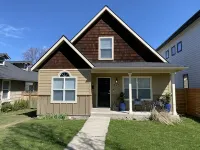 Charming Sanders Beach House — short walk to downtown and beach! - 4-Star