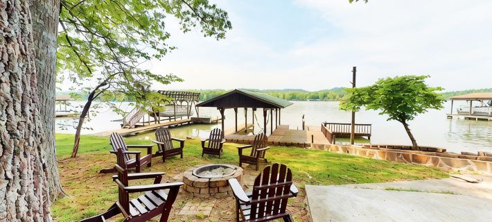 Lake Front house on Watts Bar Lake with large private dock, 2 screen porches Отели в г. Роан