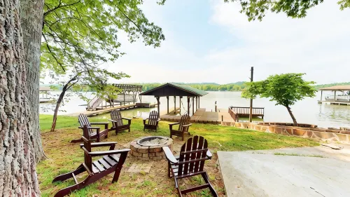 Lake Front house on Watts Bar Lake with large private dock, 2 screen porches - Hot Tub