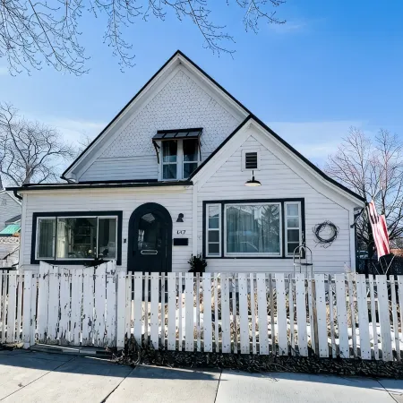 Gorgeous downtown beauty! 2min walk to local restaurant's/Main Street Montrose