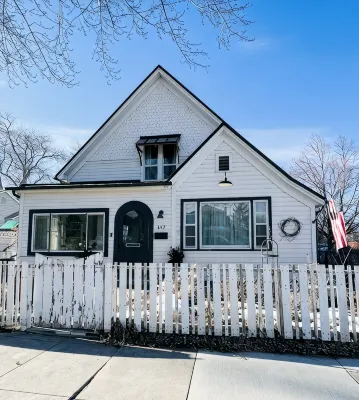 Gorgeous downtown beauty! 2min walk to local restaurant's/Main Street Montrose - 3-Star