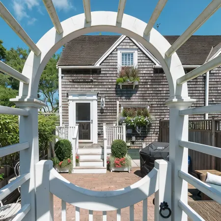 Beautiful 4 BR, 2 BA home a block fr Harbor, World Class dining