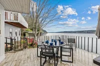 Vashon Modern Beachfront Getaway: Pet & Family-Friendly with Stunning Views!