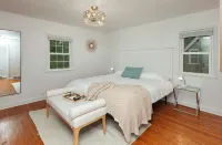 ENTIRE HOME! 5 BEDROOM, 2 BATH, WITH JACUZZI - .2 miles to Iowa State Campus - Homestays