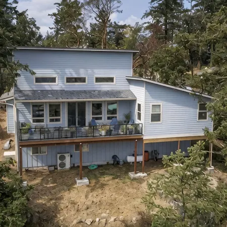 Waterview 3 Bedroom home in town, walk to town amenities, airport & hospital.