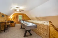 All-Seasons Woodland Escape: Fire Pit, Deck, Grill - Chalets