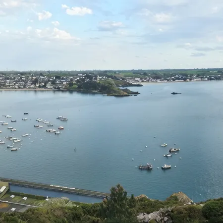 Quiet apartment with exceptional sea view on the heights of Erquy comfort + parking
