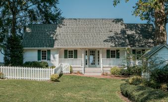 Waterfront Rappahannock River Cottage, Private Pool, Kayaks, Fire Pit & Garden