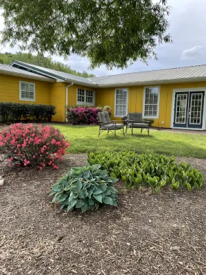 Come and stay at our waterfront 3200 sq ft Guest House! - Homestays