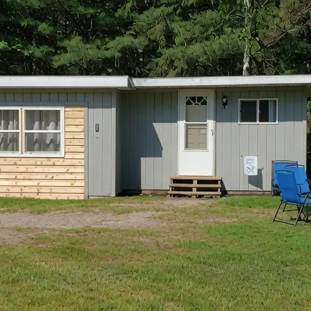 Cabin on the Eagle River Chain! Boat dock slip! Kayaks! Firewood for bonfires!